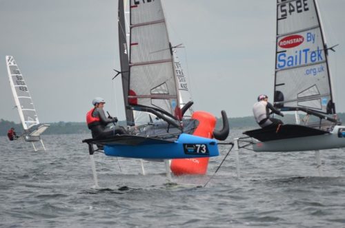 Bateaux en régate autour d'une bouée